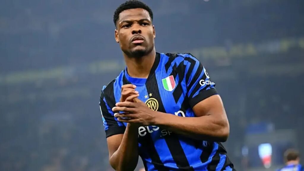 Denzel Dumfries Biography
